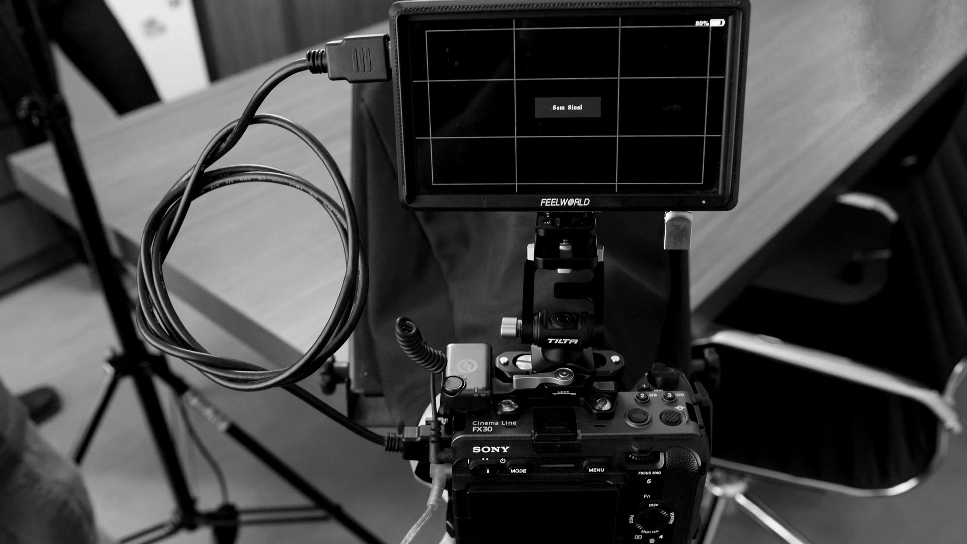 Monitor e câmera montados no tripé durante uma gravação