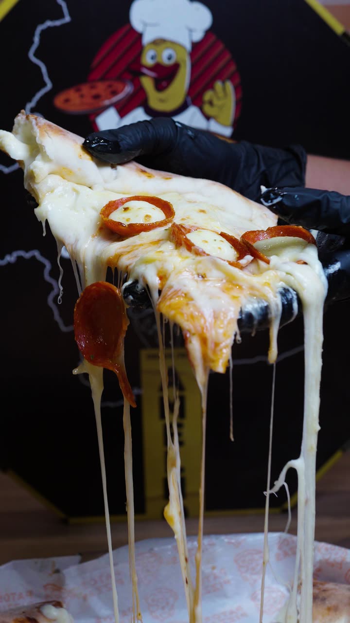 Fatia de pizza de catupiry e pepperoni com o queijo esticando